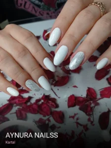 Kartal Aynura Nailss — Manikür
