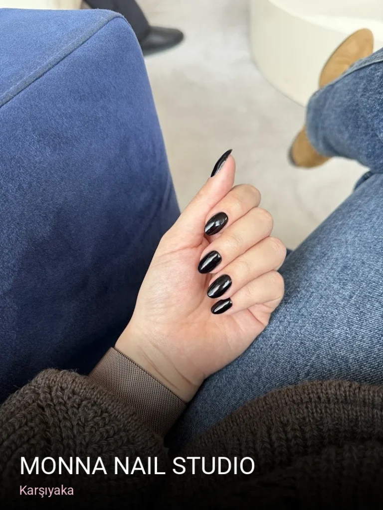 Karşıyaka Monna Nail Studio — Manikür, Pedikür, Cilt Bakımı