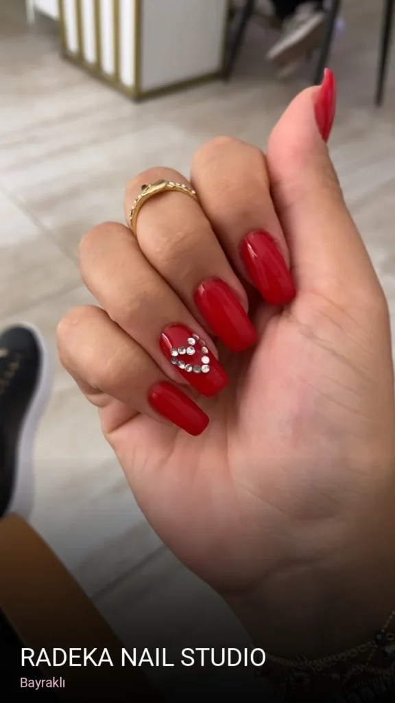 Bayraklı Radeka Nail Studio — Manikür, Pedikür, Cilt Bakımı